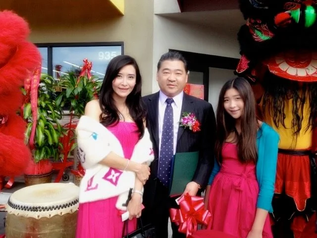 Jeffrey和卿卿習慣了把Victoria帶在身邊，她從小接觸到的就是商界，因此將來也打算從商。