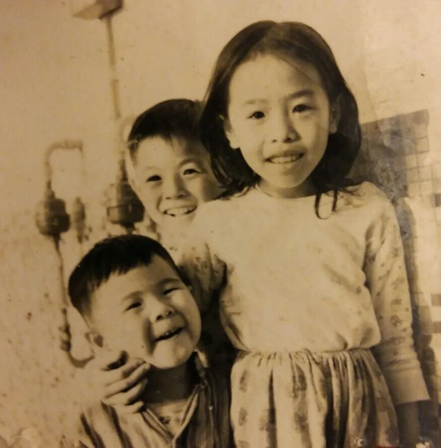 韋家雄(前)和姊姊及哥哥韋家輝(後),童年吃過不少苦頭。