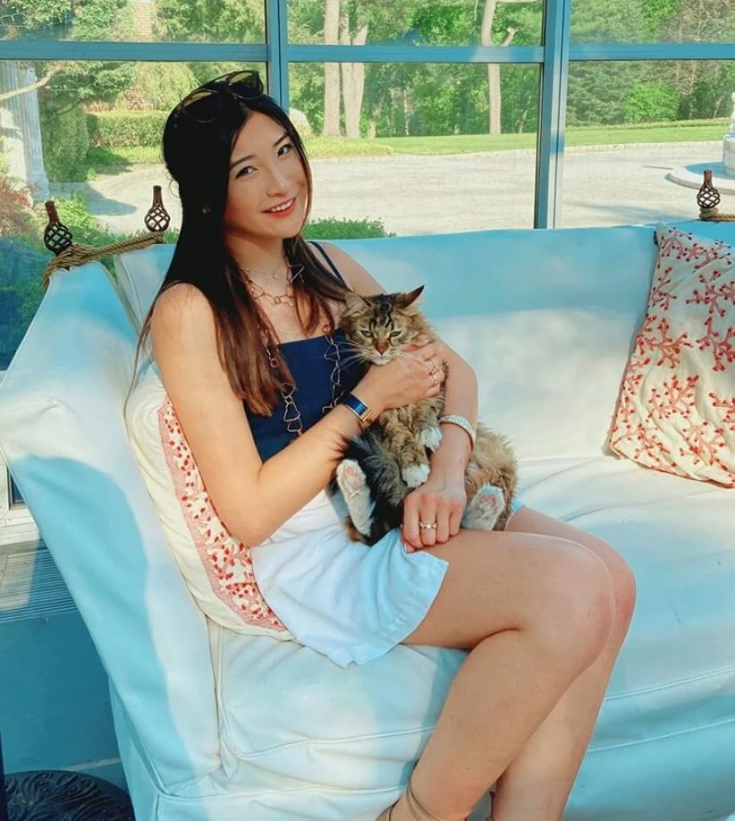 胡芷欣在ig貼出照片，說廿一歲與兒子共度第一個母親節；卿卿傳來與女兒合照，寫着「三代同堂照」，笑說：「我們家養了貓，Victoria很鍾意牠，說牠是兒子，那我就升級做外婆了。」