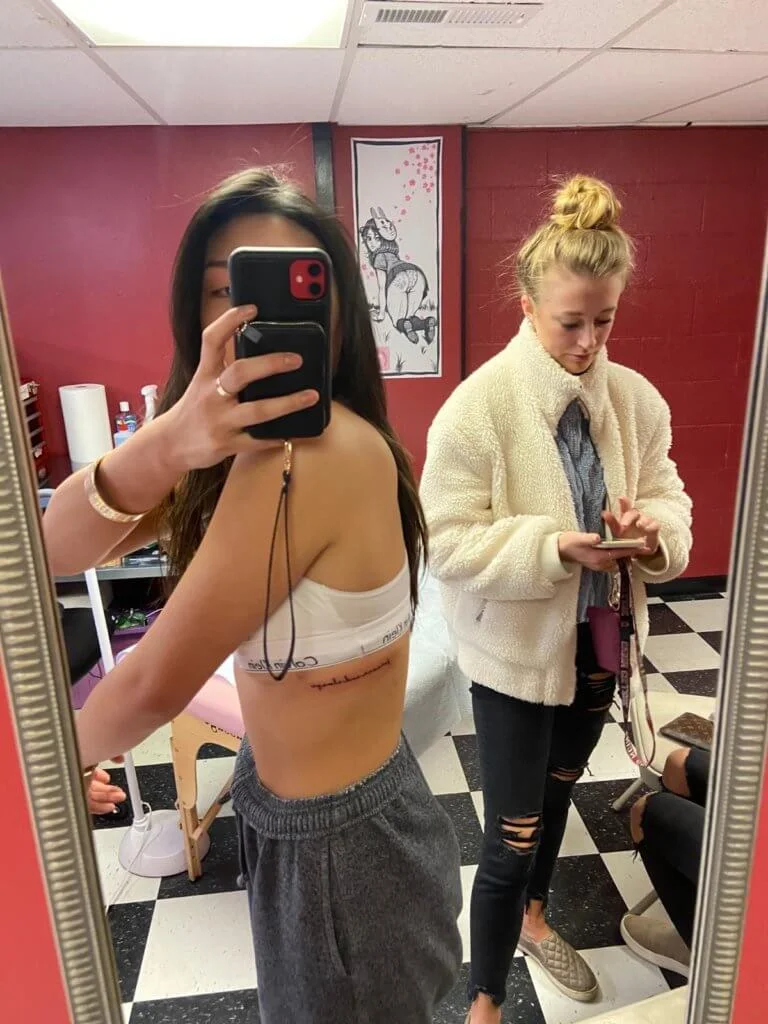 胡芷欣與媽咪相約紋身，但卿卿怕痛，暫未履行承諾，紋身字句「Forever and always」是母女之間最深刻的對話。