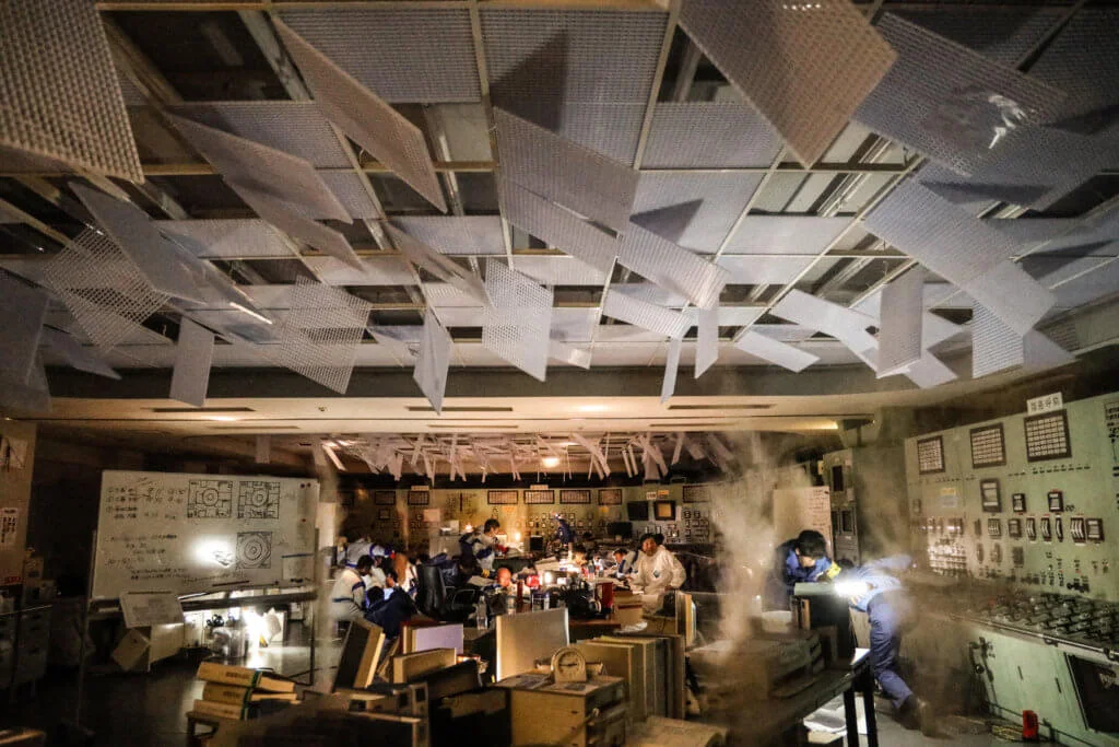 影片集中描寫核電廠員工面對大災難及死神隨時降臨的反應，氣氛營造不俗。