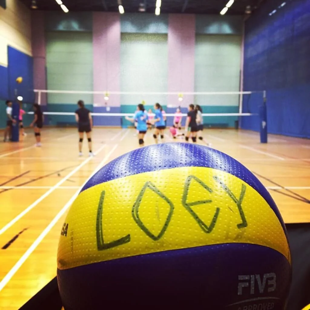  Stephy中一開始打排球，一五年成立排球隊LOEY。