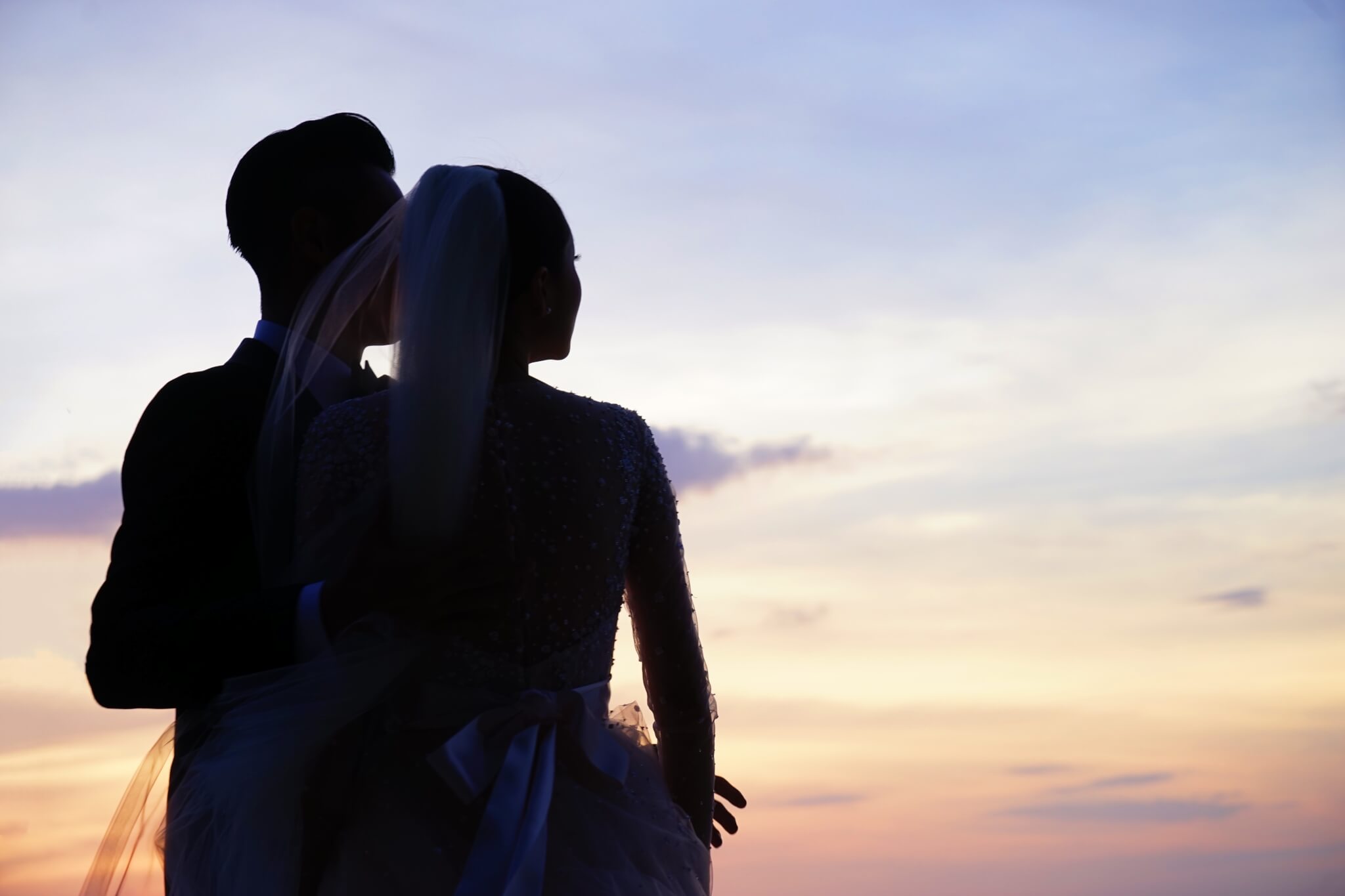 2016年周柏豪（左）與Stephanie結束愛情長跑，於泰國布吉島沙灘舉行婚禮。（資料圖片） 明報電子資料庫圖片 (檔案號碼﹕20161130mb007.jpg) 存庫編號﹕30112016MPNEWMB00188 圖片來源﹕受訪者提供 發相用戶﹕唐碧華　　發相部門﹕娛樂 20161130 恭喜！娛樂圈再爆喜訊，32歲「男神」周柏豪榮升人夫，與相識10年的女友Stephanie Chu結束愛情長跑，於上周六（26日）在泰國布吉島沙灘舉行婚禮，新郎哥豪花約200萬元安排約60位親友見證。 一對新人只發放側面婚照，但也感受到兩人幸福。