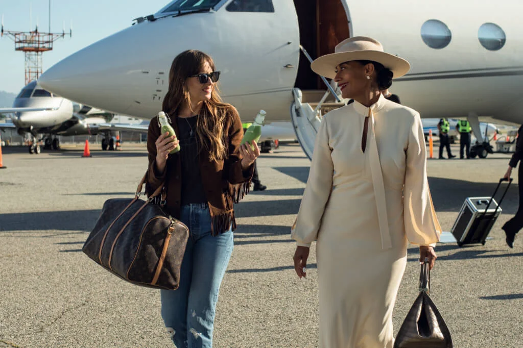 飾演小助理的狄高達莊遜，在《我老細係天后》中跟扮演樂壇天后的翠茜意莉羅絲擦出火花。