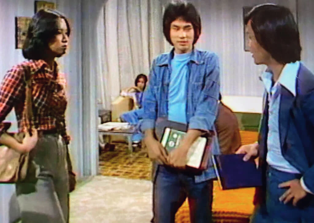 穿西裝的是高級督察（黃元申），牛仔衫褲是便裝（任達華），遠處是女服務員（林建明），被問話的是酒店房客（朱玲玲）。四個人帶着角色「同框」，如同在化妝舞會中合照：相請不如偶遇。