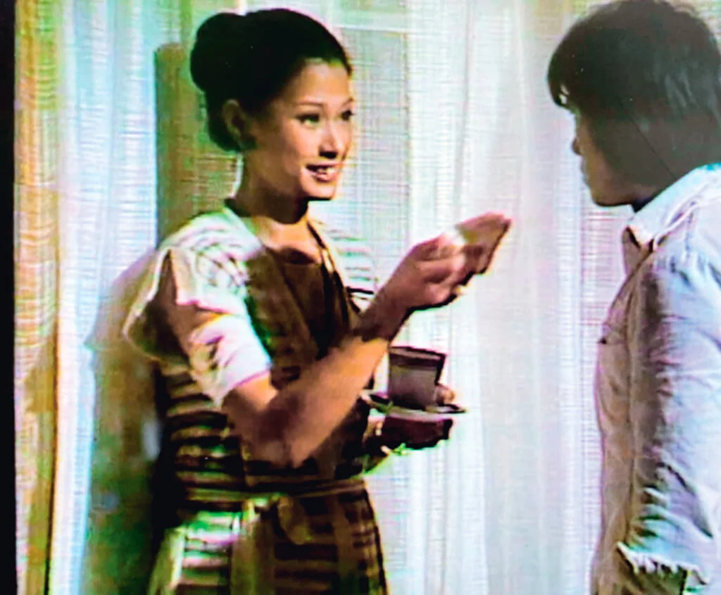 黃淑儀飾演的李韶如在出電梯時被殺手挾持回自己房間，乃她的運氣不佳。但想深一層，這真是純屬意外？有韻味的成熟女性，本來就是殺手的對象，為什麼編劇不借開篇一石二鳥：「酒店」是「蕩婦」，李韶如是「母性」，其實兩者結合，頭四集的摧花案便不只是橋段了。