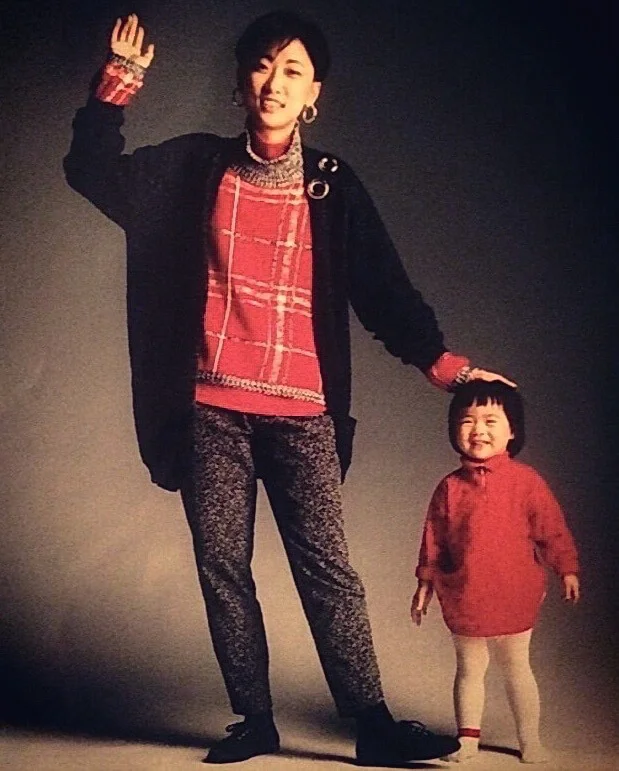 離開Esprit後被邀回去拍宣傳照，我當然不計較，還拖着一歲多的岑寧兒上鏡去玩了一趟。 