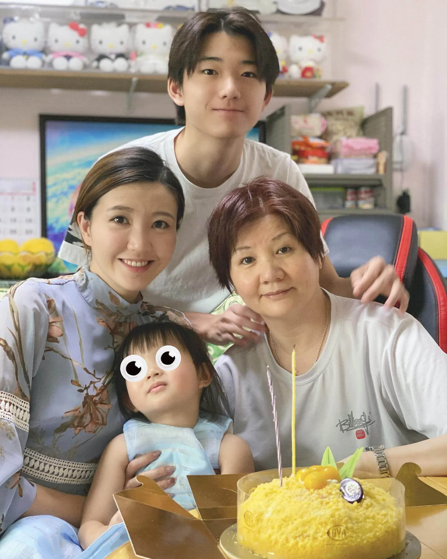 Jinny很孝順，會帶囡囡陪媽咪及弟弟相聚。