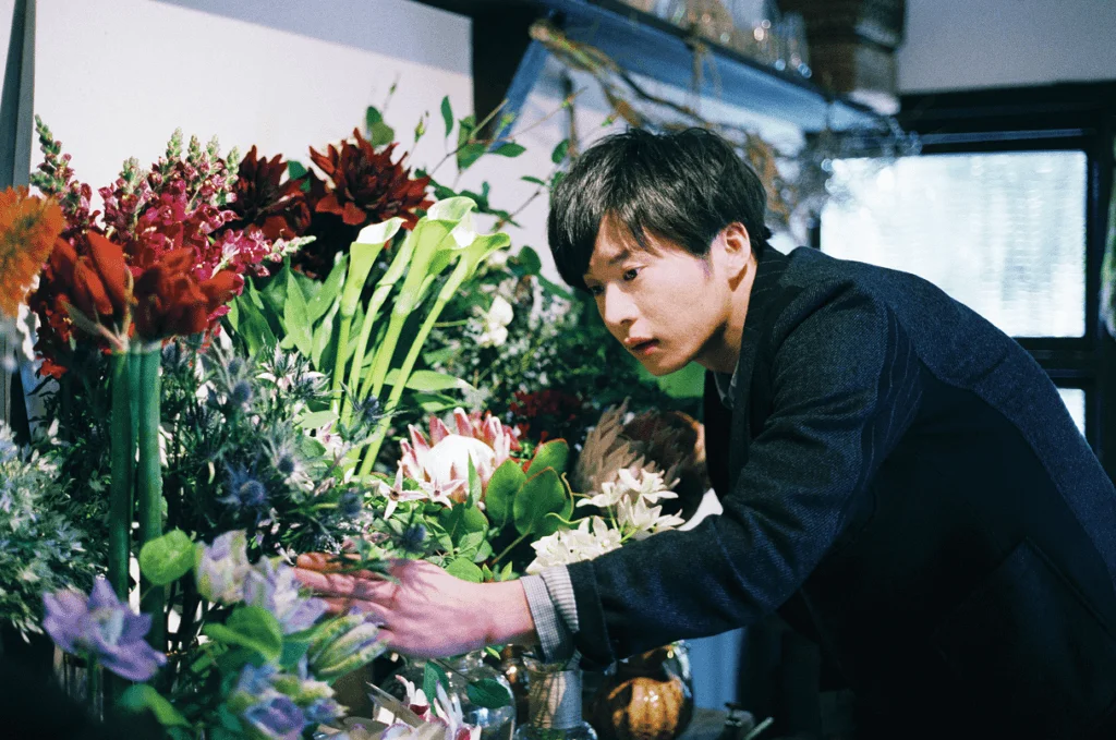 田中圭為演好花店店主角色,不斷練習插花,演出十分有說服力。