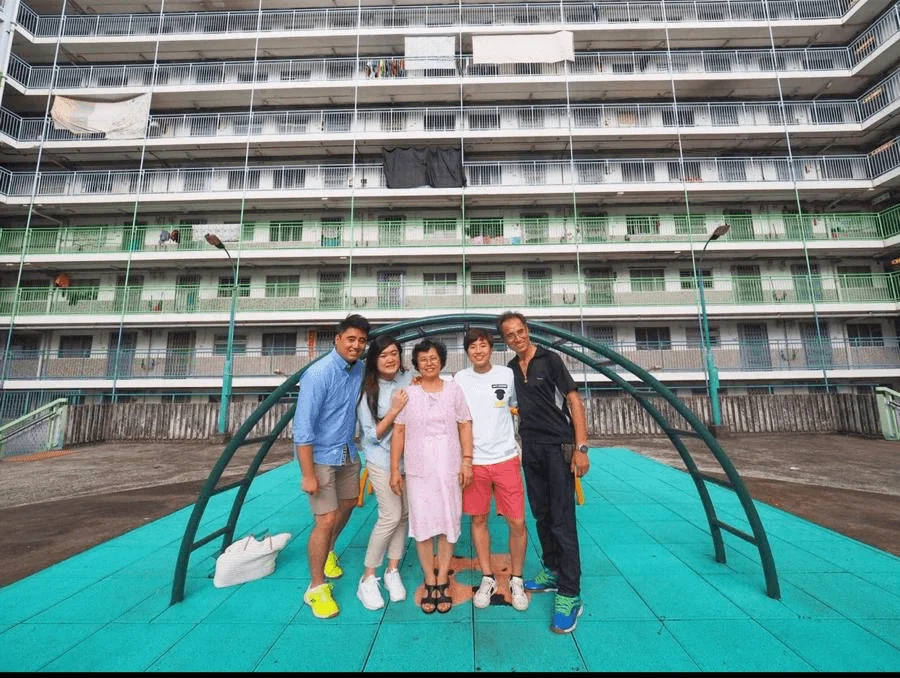 葉姵延雖然搬離廣源邨,但不時與家人重遊舊地,探望街坊好友。