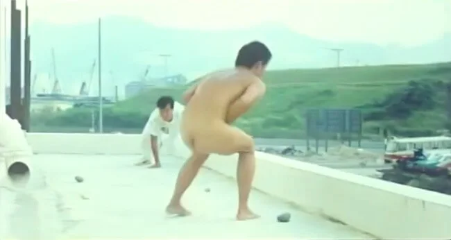 王俊棠在電影《流氓公僕》有露股鏡頭,他演反派,與男主角李修賢在天台追逐。