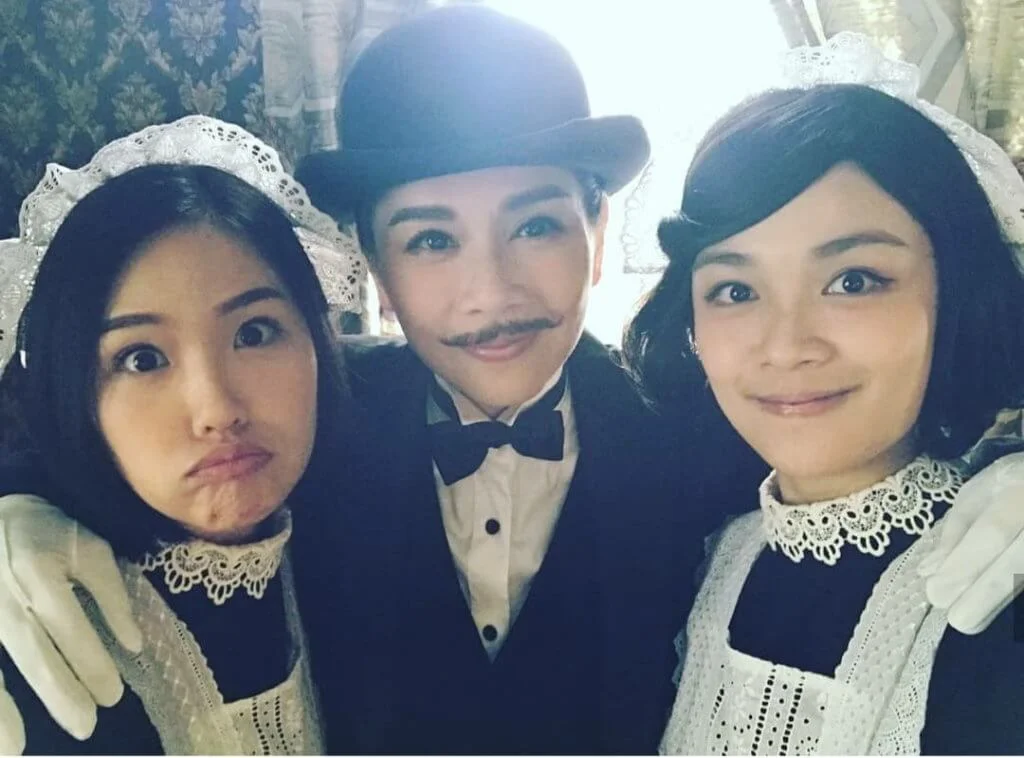 孟希璘在劇集《福爾摩師奶》與陳松伶合作,在劇中以一身女僕打扮示人。