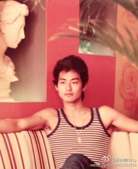 王俊棠年輕時高高瘦瘦,曾和梁家輝等一起做模特兒。