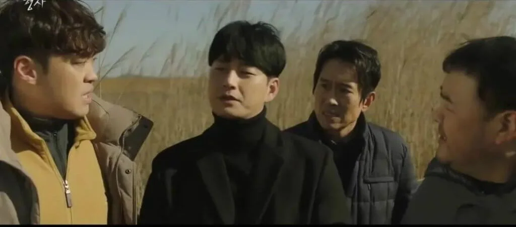 獄警為了替殺人犯翻案，自稱殺了一名女學生，然後帶刑警到埋屍地點，其實就是五年前被殺害女學生的地方。