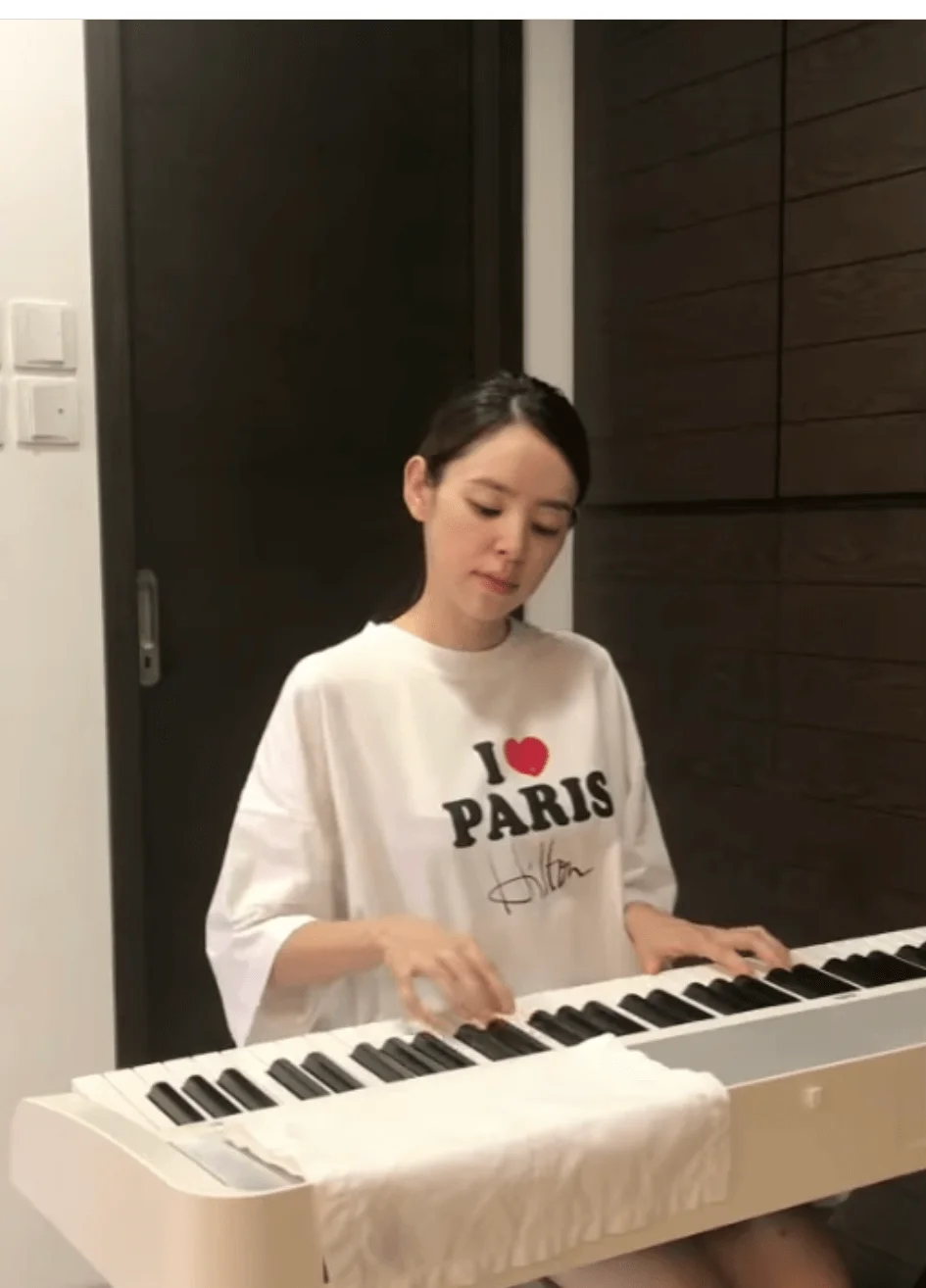 養胎期間的Zoie在家練琴，趁機胎教。