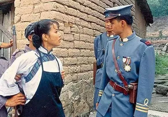 在《情濃大地》演衰人關天福，跟周海媚有對手戲。  