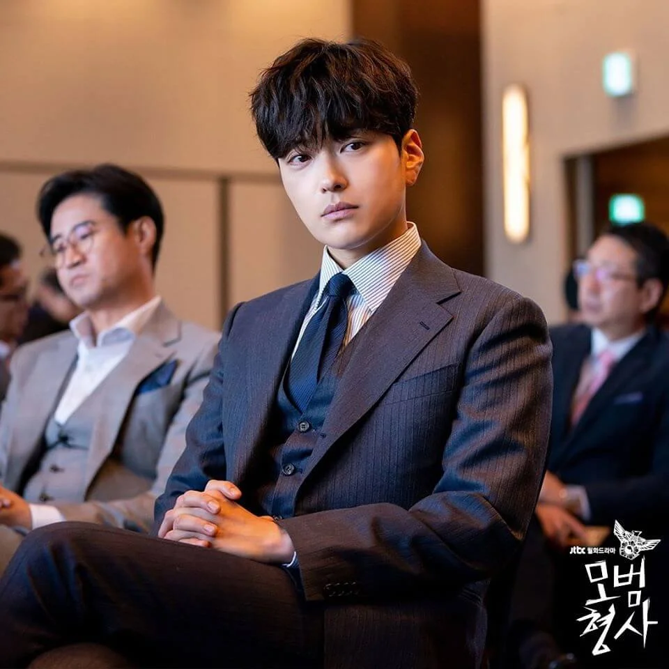 張勝祖飾演承繼了千億財產的刑警，雖然有錢，但沒有家人，所以他十分喜歡做刑警的工作，因為跟同僚的合作，就如家人一樣。