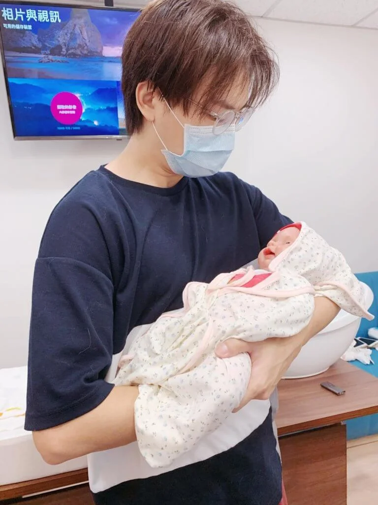 羅力威在育嬰班學習抱BB，手上的BB公仔非常逼真。 