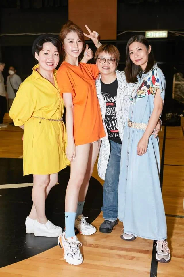 程凱欣與施匡翹（左二）有過緊密接觸