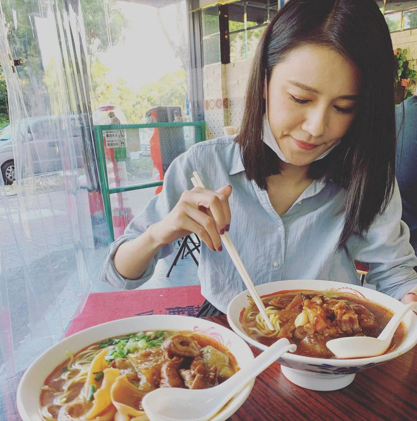 早前她上載了一張「老公視角」的食麵照片,十分甜蜜。