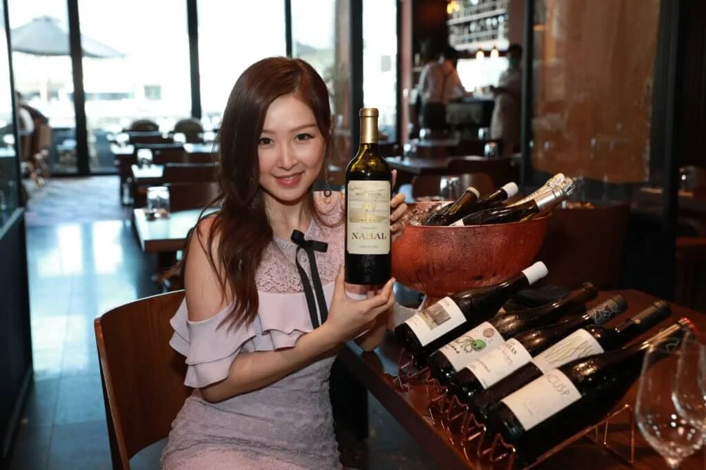 樂瞳售賣的紅酒屬平民價格，約數百元一支。