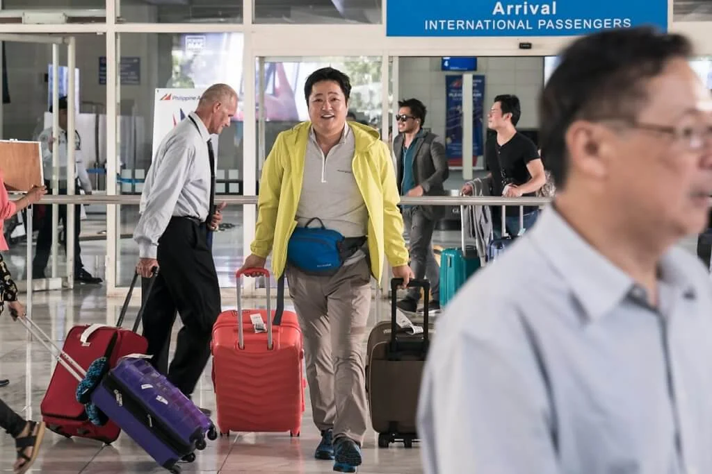 郭度沅飾演小鎮警察，到菲律賓旅遊卻無辜被陷害。