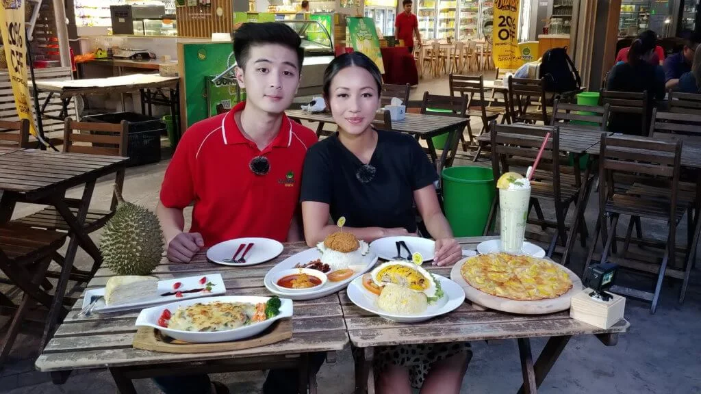 鄭融本身是榴槤迷,除了到榴槤山品嘗新鮮榴槤,更初嘗以榴槤製作的美味大餐。