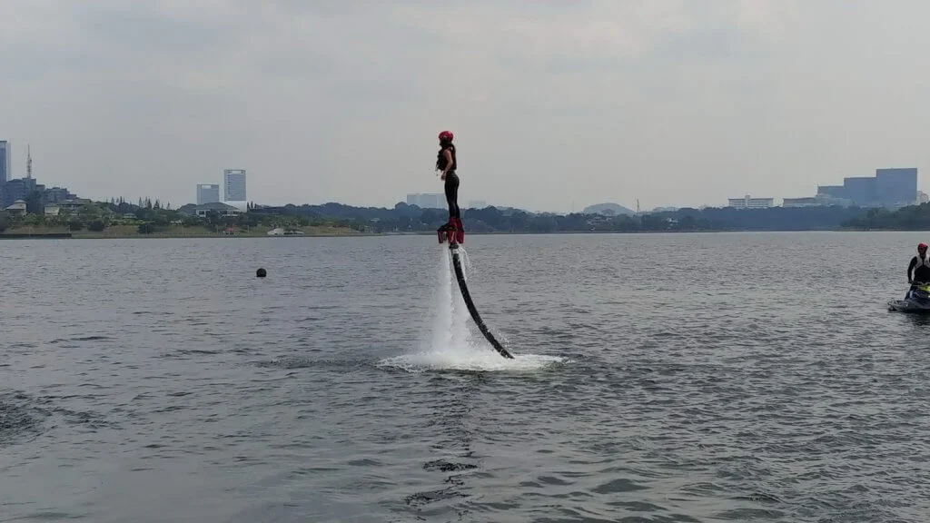 出海玩Flyboard,甚考平衡力。