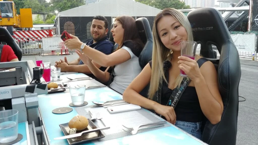 乘坐吊船在五、六十樓高食晚飯睇夜景,又是一項新體驗。