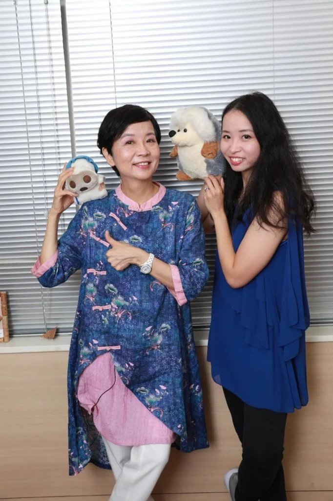 在羅乃萱師母眼中,女兒何凝性格似爸爸何志滌牧師冷靜和理性,凝凝則覺得媽媽愛冒險,似足卡通片《海底奇兵》多莉,她與爸爸便是mo仔父子。