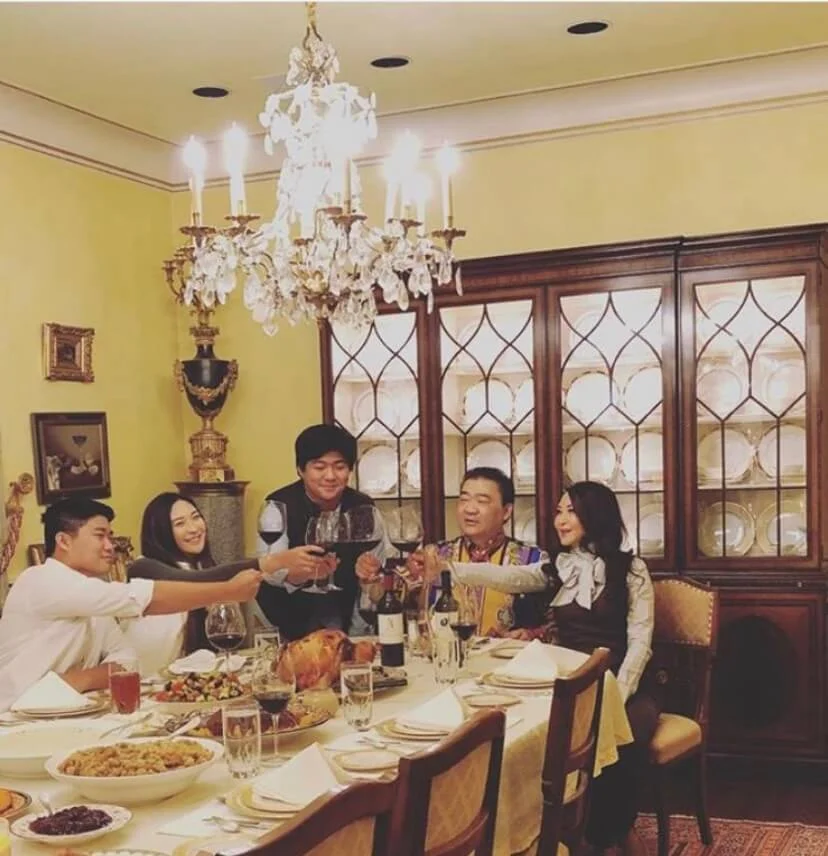 卿卿一家五口住在長島的古堡大宅,Jeffrey工作忙碌,但在一些節日,會特地抽空與家人相聚。