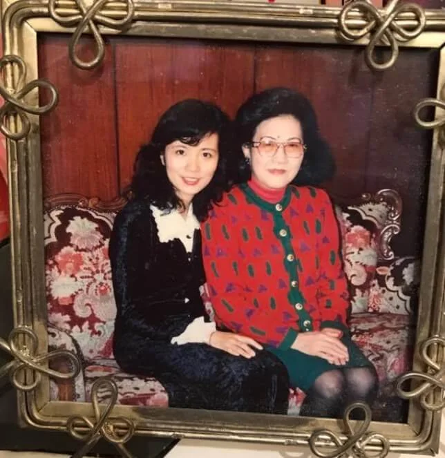 師母的媽媽是第一位香港股票女經紀,英文是自學的。