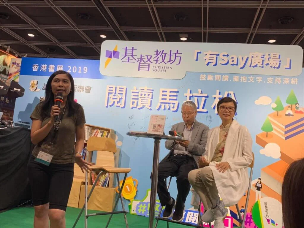 從事家庭教育工作多年的羅乃萱,經常舉行講座,有時候會與丈夫何志滌牧師「雙劍合璧」。