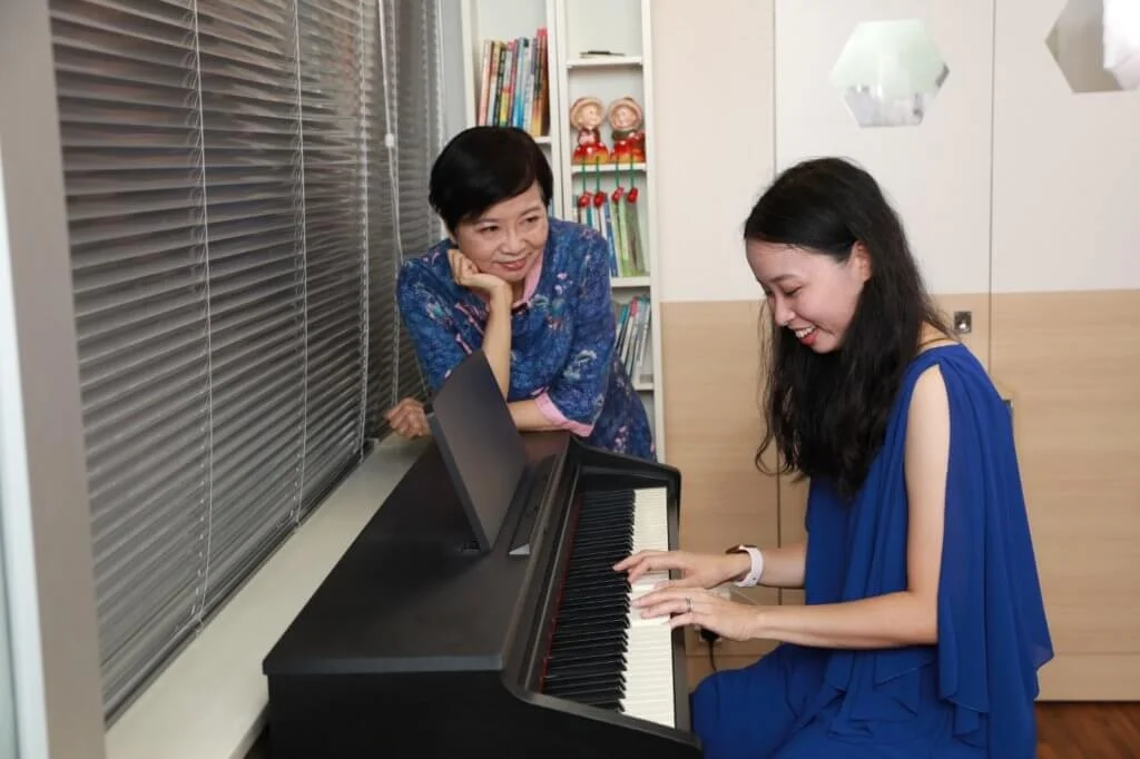 師母望着女兒彈琴一臉滿足,她說母女從未試過這模式合奏,很有紀念價值。