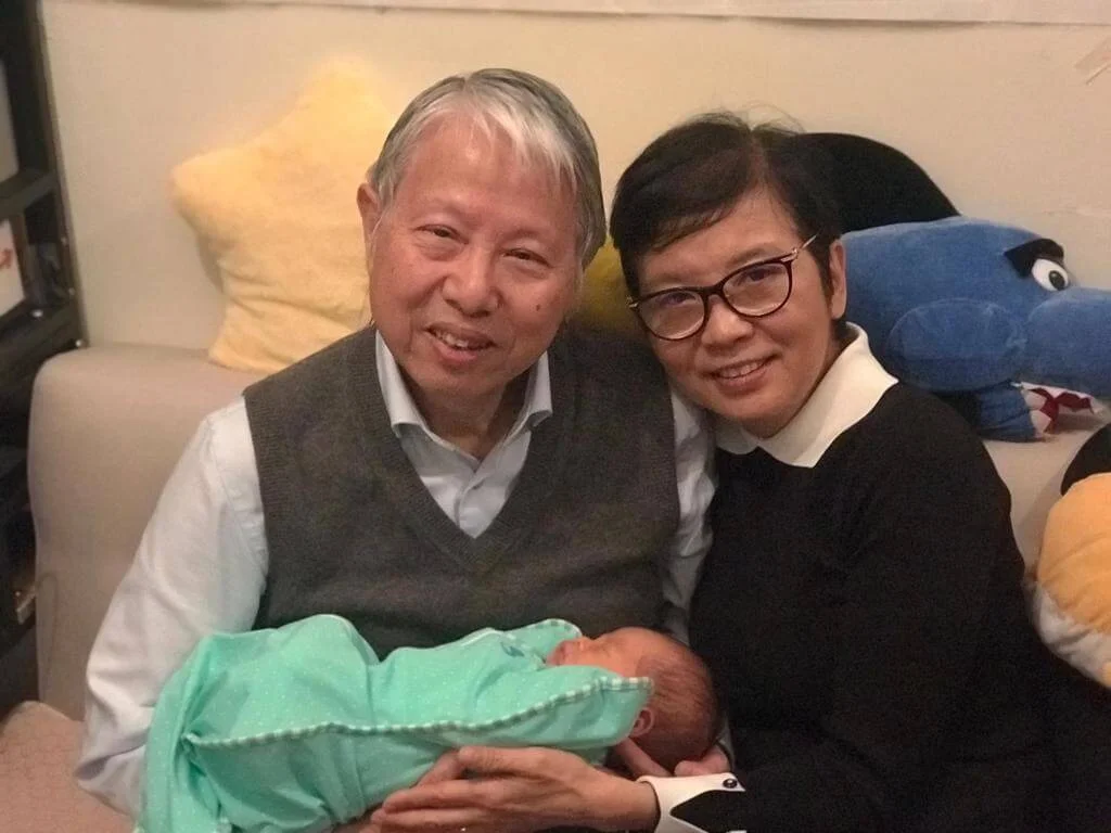 何牧師和師母榮陞外祖父母,P牌新手學湊孫。