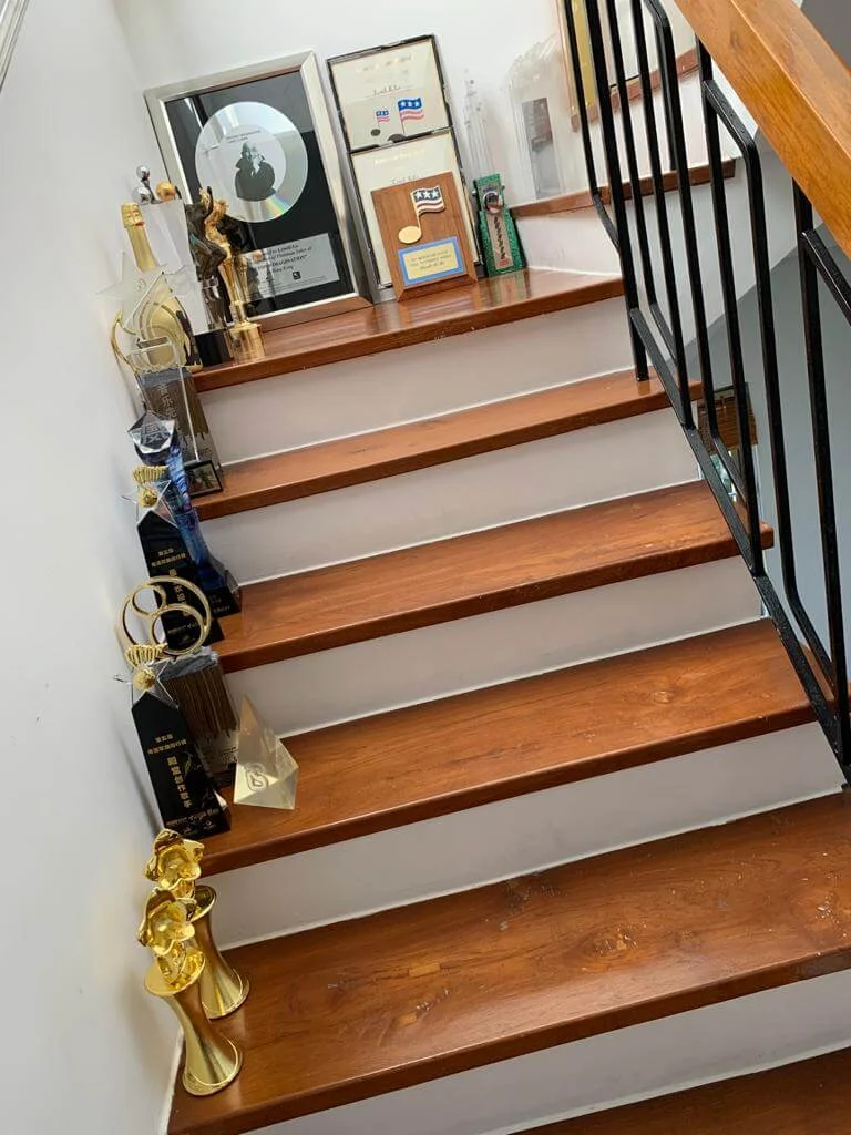 盧冠廷曾參與多套電影的配樂工作，獲獎無數，香港電影金像獎主題曲亦是由他作曲，從九六年開始沿用至今。