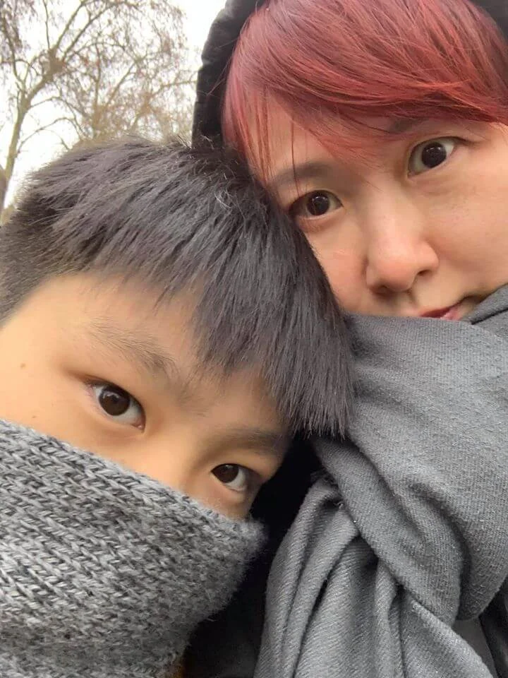 湯寶如間中上載與兒子的合照上網,不過兒子只露半張臉。