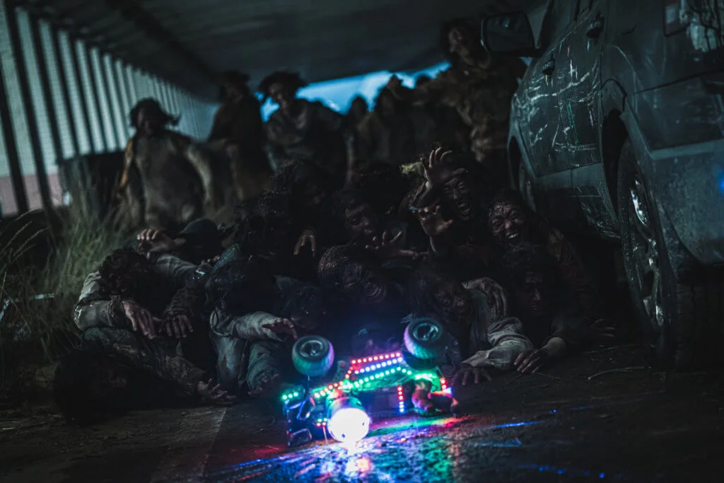 電影以被喪屍入侵的韓半島為場景，呈現末世景象。