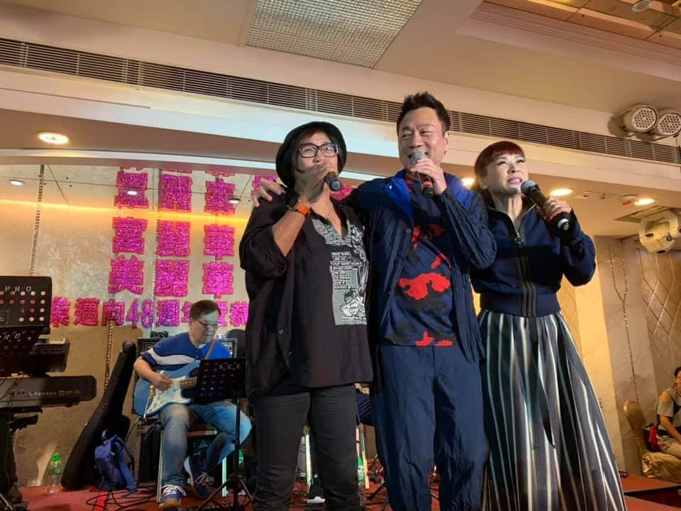 黑妹與黎耀祥登台唱歌