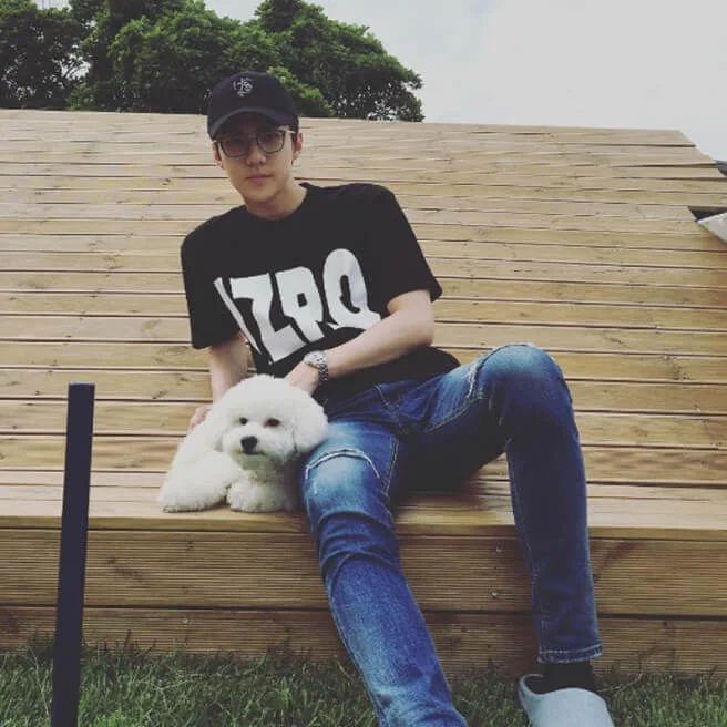 世勳本來已有愛犬Vivi,今年初開始代友照顧Monsieur(下圖),起初還被網民以為他把Vivi 染了啡色。