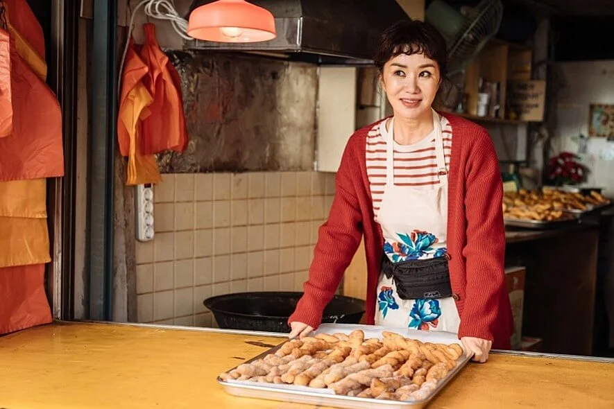 嚴正花飾演的小食店老闆，其實是隱世高手。