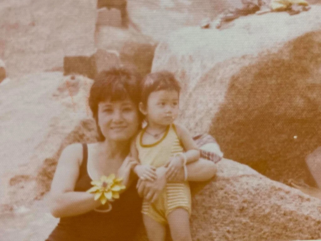 彭秀慧近日翻出很多母親的舊照片，不過由於患有腦退化症的媽媽已很少說話，她亦無法得知拍攝時間及地點。