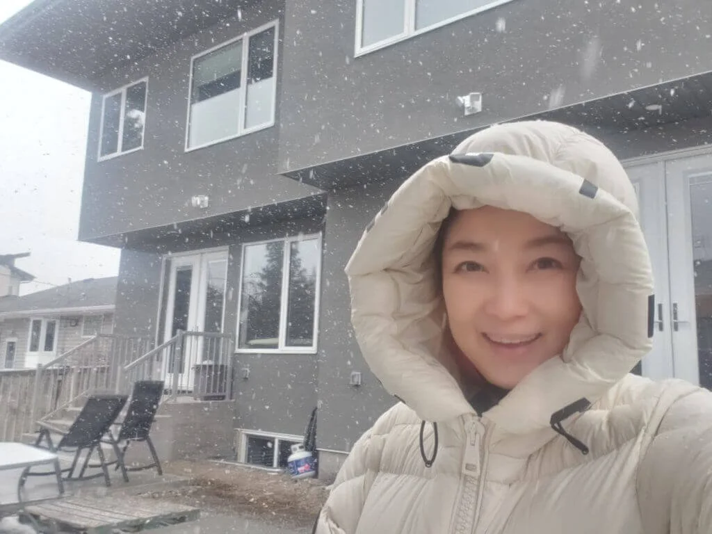 王綺琴今年帶兒子到加拿大升學,住在數千呎大屋,遇上疫情留在當地。