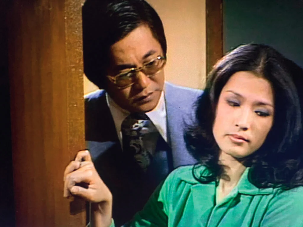 成熟男女的戀愛，有種莫名惆悵。明明想率性一把，不想見就是不想見，但狠得下心把門關上，放不下撫心自問：我今日怎麼了。回身便去開門，看見他人還在門外沒有走，雖然，他也沒有拍門。是了解，代替了激情。