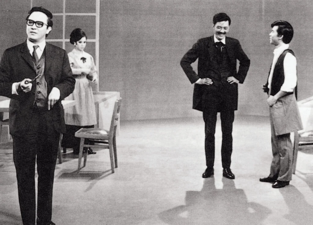 《小城風光》的劇照和我的記憶出入好大：當年我看見的「空舞台」要比相中所見大太多了。現在所見，它還是一個嫌太寫實的攝影廠。又或者，不管年幼還是無知，很容易便被沒有見過的場面嚇到：怎麼門窗只有木框？炒蛋只有手勢？