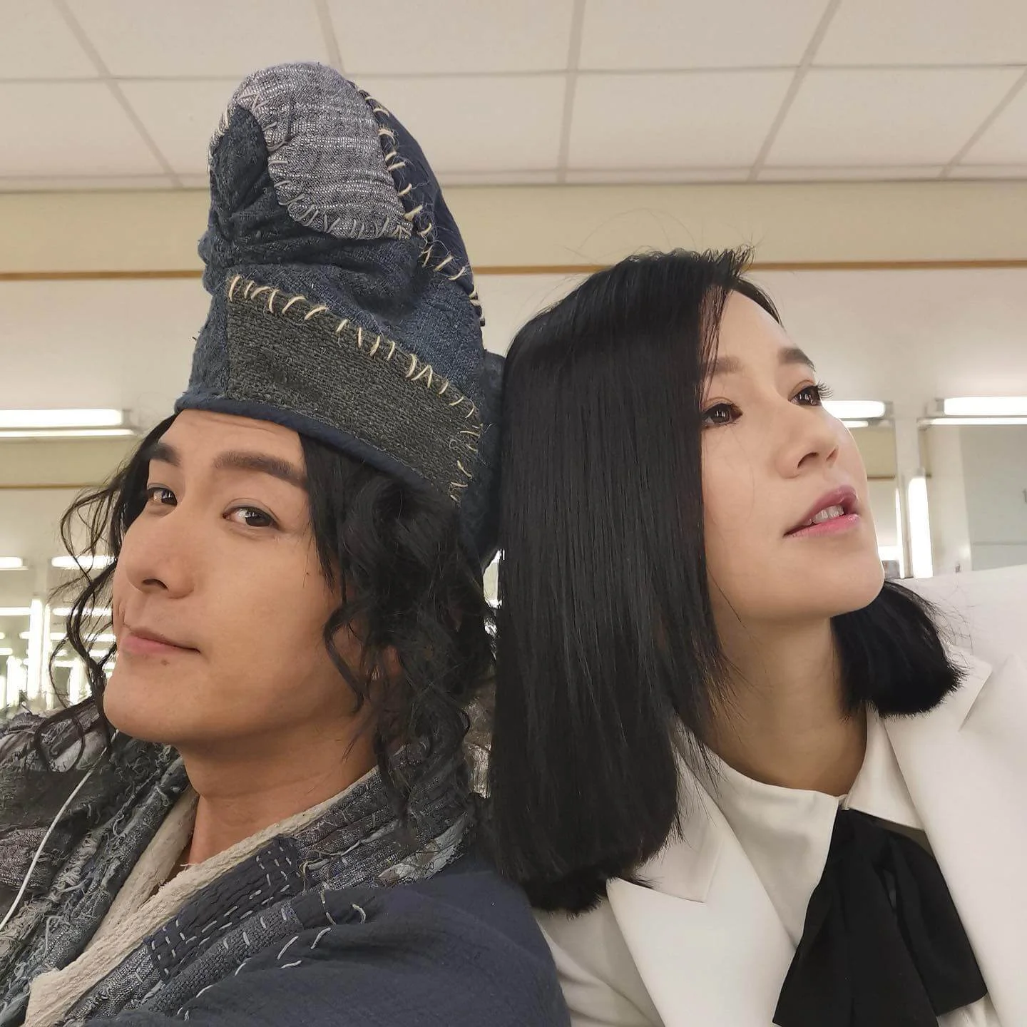 早前兩人各自為劇集開工,難得在化妝間碰面,立即合照放閃。
