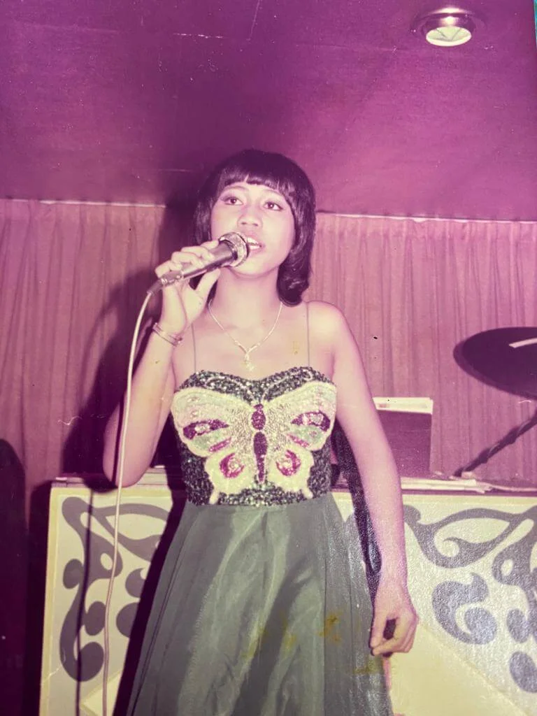 李麗霞十三歲開始在酒樓夜總會唱歌，最初以唱國語歌為主。