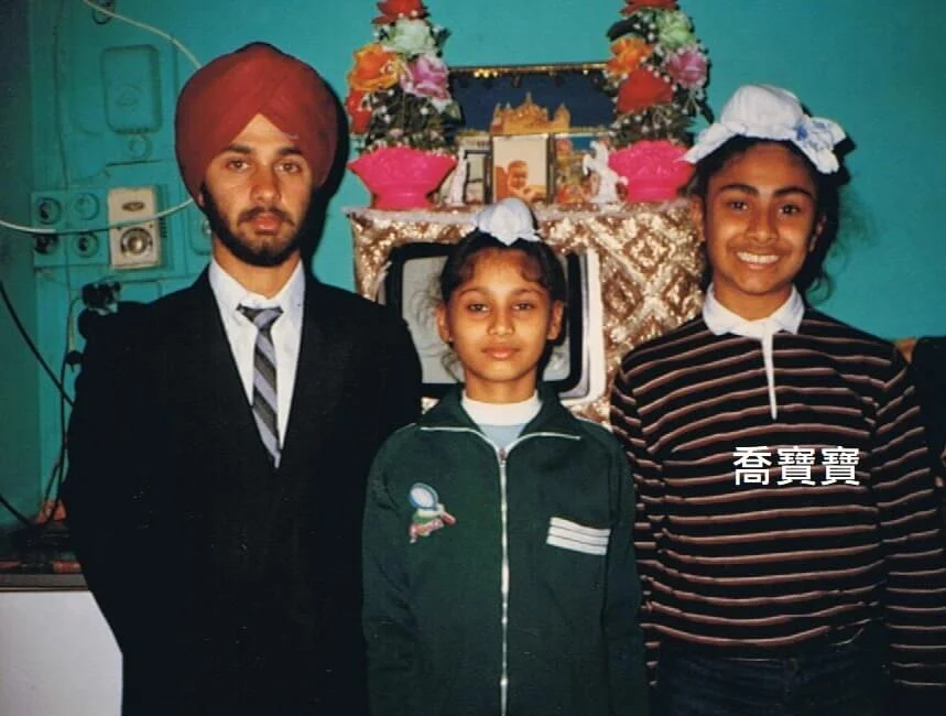 (右)穿橫間上衣的是童年喬寶寶,頭頂紮髻,以前同學叫他做「叉燒包」。