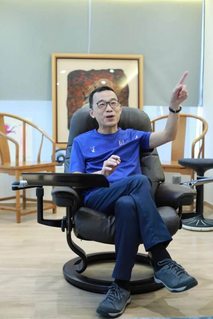 李誠醫生風趣幽默,他認為快樂其中一個原素,是有一顆感恩的心。