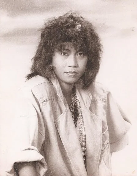 造型漸趨野性，又唱又跳，憑藝名「黑妹」打出知名度。